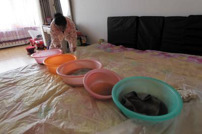 江阴楼上漏水，住户失联，小区没物管，业主维权难！律师来支招……